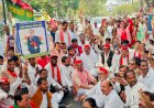 सपा सांसद पर हुए हमले के विरोध में सपाइयों ने दिया धरना