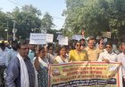टीईटी से स्थायी राहत की मांग को लेकर शिक्षकों का प्रदर्शन