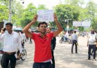 डीएम कार्यालय के बाहर युवक का प्रदर्शन, 'धर्मेंद्र प्रधान इस्तीफा दो' का पोस्टर लेकर पहुंचा