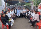 तोड़फोड़ के विरोध में टूटी कुर्सियां लेकर सड़कों पर उतरे वकील
