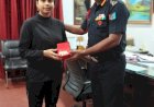 तिरंगे के सम्मान की पहल पर बरेली कॉलेज छात्रा सम्मानित