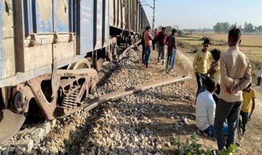 पटरी से उतरी मालगाड़ी की चार बोगियां, पटरी छतिग्रस्त