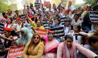 लखनऊ में समाजवादी महिला सभा का जोरदार प्रदर्शन: गांधी प्रतिमा पर काली पट्टी बांधकर दिल्ली की मुख्यमंत्री रेखा गुप्ता के खिलाफ जताया विरोध