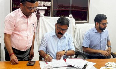 नवागत डीएम अविनाश सिंह ने संभाला कार्यभार: योजनाओं की निगरानी और जनशिकायतों के निस्तारण पर रहेगा फोकस बोले डीएम