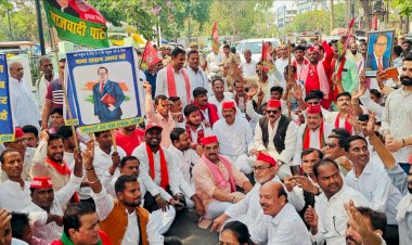 सपा सांसद पर हुए हमले के विरोध में सपाइयों ने दिया धरना