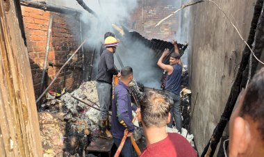 बरेली कॉलेज के पास रुई की दुकान में भीषण आग, किताबों का खोखा भी जलकर खाक