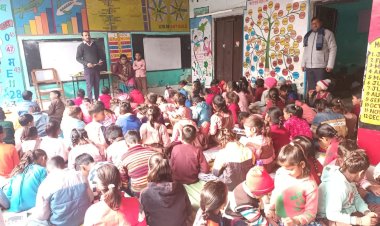 ठंड में दरी पर परीक्षा