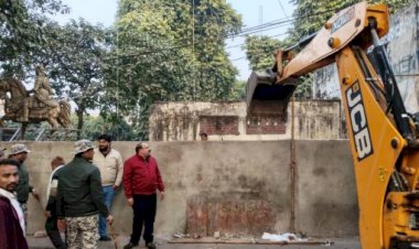 अतिक्रमण पर चला बुलडोजर, भागे कब्जाधारी