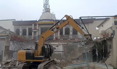 अवैध निर्माण पर बुलडोजर