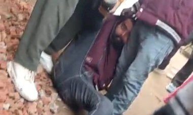 उधारी के रुपये और ब्याज को लेकर युवक को गली में घसीटकर लाठी-डंडों से पीटा