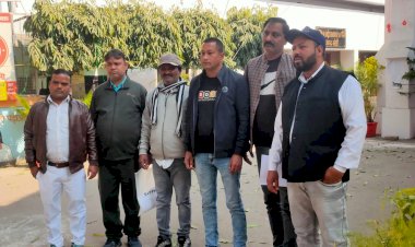 टूटी सड़कों और फटी पाइपों की डीएम से शिकायत