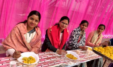 छात्रों संग गुरुजन व समाजसेवियों ने खाई खिचड़ी