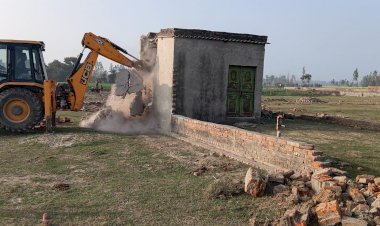 अवैध कॉलोनी पर चला बुलडोज़र
