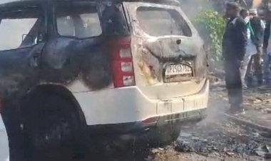 मिलन मैरिज हॉल के सामने खड़ी तीन गाड़ियों में लगी आग