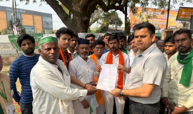 श्मशान रास्ते पर संग्राम: किसानों की भूख हड़ताल, प्रशासन को 24 घंटे का अल्टीमेटम