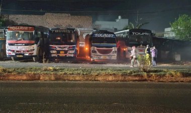 टूटी बिजली की लाइन से बस में आग, हेल्पर गंभीर झुलसा