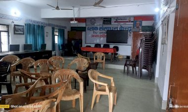 रिछा बीआरसी में खाली कुर्सियां, स्कूल चलो अभियान फेल