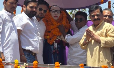 अजय शुक्ला के नेतृत्व में अंबेडकर पार्क में डॉ. भीमराव अम्बेडकर की जयंती पर माल्यार्पण