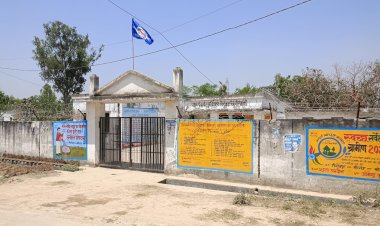 सरकारी परिसर में नीला झंडा लहराने से उठे गंभीर सवाल