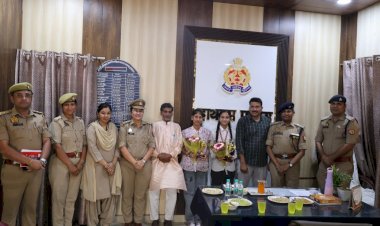 हाथरस: एसपी चिरंजीव नाथ सिन्हा ने यूपी बोर्ड इंटरमीडिएट टॉपर्स को किया सम्मानित