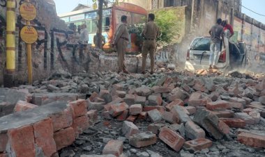 बरेली: रोडवेज की दीवार गिरने से रिक्शा चालक घायल, पार्षद ने दी 400 मीटर लंबी दूसरी जर्जर दीवार गिरने की चेतावनी