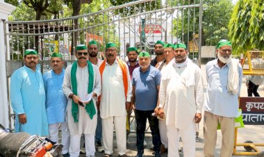 बरेली: किसानों की जमीन हड़पने का आरोप, भाकियू (अ) ने कमिश्नर को सौंपा ज्ञापन, आंदोलन की दी चेतावनी