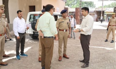 हाथरस: पुलिस भर्ती परीक्षा के अंतिम दिन केंद्रों पर पहुंचे डीएम अतुल वत्स और एसपी चिरंजीवनाथ सिन्हा