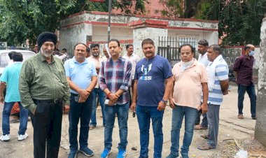 बरेली में भीषण सड़क हादसा: तेज रफ्तार कार ने मारी टक्कर, 55 फीट गहरी खाई में गिरी गाड़ियां; शाहजहांपुर के व्यापारी की मौत, 3 घायल