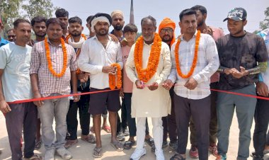 बरेली: नारों की गूंज के बीच परोरा में क्रिकेट टूर्नामेंट का आगाज