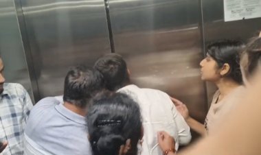सिटी सेंटर मॉल की लिफ्ट में फंसे लोग