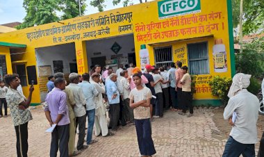 डीएपी न मिलने पर समिति में किसानों का हंगामा