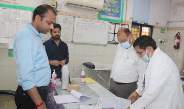 जिला अस्पताल पहुंचे डीएम, व्यवस्थाएं परखी