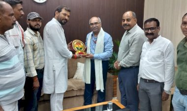 रेलवे मेंस कांग्रेस ने महाप्रबंधक को सौंपा 17 सूत्रीय मांगपत्र
