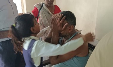 डीएम कार्यालय के बाहर परिवार संग आत्मदाह का प्रयास, सतर्क सुरक्षा कर्मियों ने टाला बड़ा हादसा