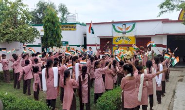 आयोजन : वंदे मातरम के 150 वर्ष पर आदर्श कंपोजिट स्कूल अभयपुर में हुए प्रोग्राम, लहराए तिरंगा।