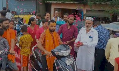 मुस्लिम समाज ने शिवभक्तों पर की पुष्पवर्षा, बांटे फल