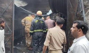 फतेहगंज पश्चिमी में दुकान में लगी भीषण आग, लाखों का सामान राख