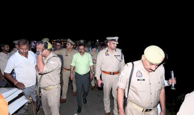 आंवला में अरिल नदी के तेज बहाव में बाइक समेत तीन लोग बहे