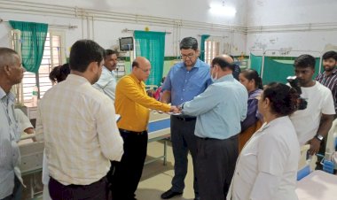 जिला अस्पताल में अचानक पहुंचे कमिश्नर, मरीजों से लिया फीडबैक