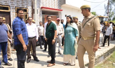 जलभराव वाली कॉलोनियों में पहुंचे डीएम, दिए कार्रवाई के निर्देश