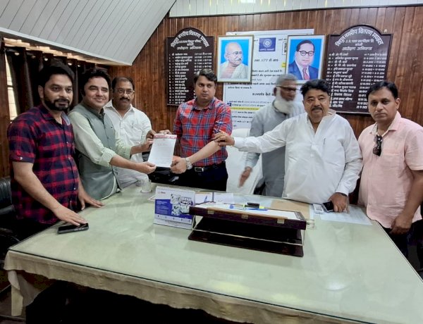 बरेली: '20-20 घंटे की कटौती से जनता त्रस्त'; बिजली संकट के खिलाफ अधीक्षण अभियंता को सपा ने सौंपा ज्ञापन