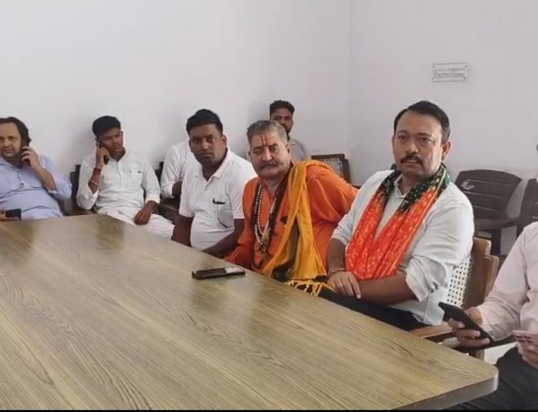 बयान दर्ज कराने कमिश्नर कार्यालय पहुंचे अलंकार अग्निहोत्री
