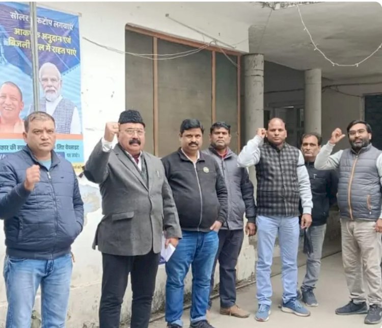 विद्युत कर्मियों का काली पट्टी बांधकर धरना प्रदर्शन, आंदोलन की चेतावनी, हर जिले में पांच को बिजली पंचायत का ऐलान