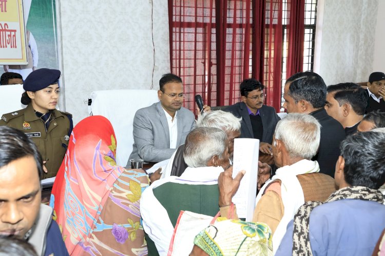 सम्पूर्ण समाधान दिवस में जिलाधिकारी ने सुनी शिकायतें, दिए निर्देश...
