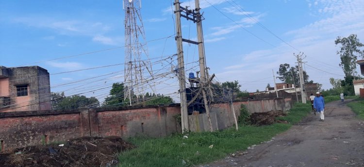 दशकों बाद भी नहीं सुधरी गिरधरपुर की बिजली व्यवस्था!, बिजली विभाग का कारनामा, अधूरे जर्जर तारों को जोड़कर रफूचक्कर हो गया ठेकेदार