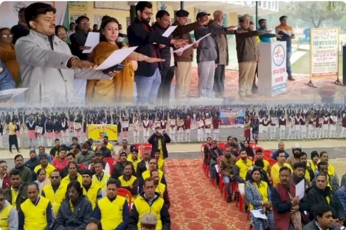 कमिश्नर ने सड़क सुरक्षा की स्टूडेंट को दिलाई शपथ, सीट बेल्ट और हेलमेट की बताई अहमियत...