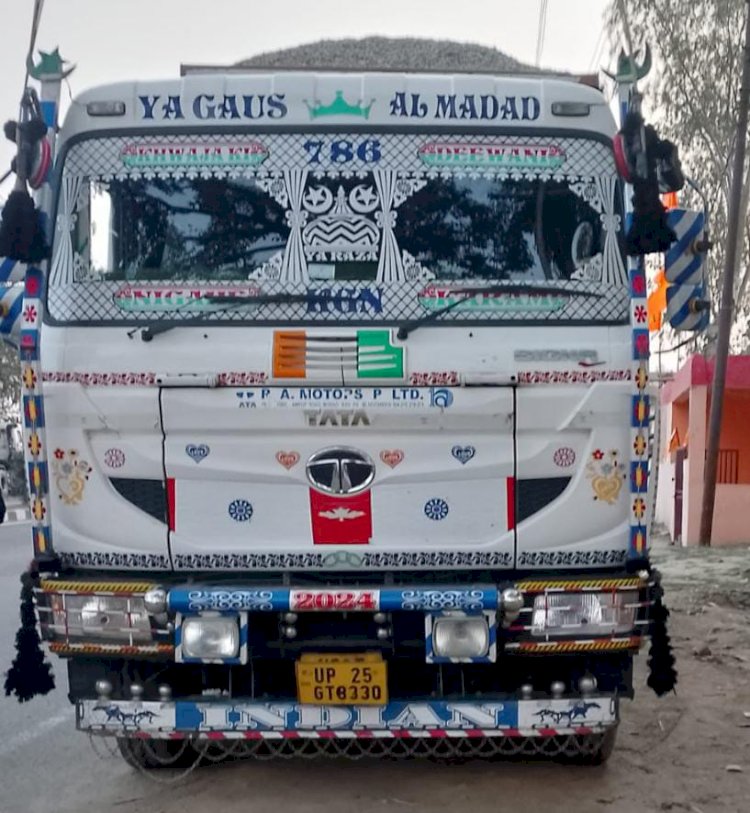 जालसाजी का भंडाफोड़: फर्जी नम्बर प्लेट लगे ओवरलोड डम्पर को पुलिस ने पकडा