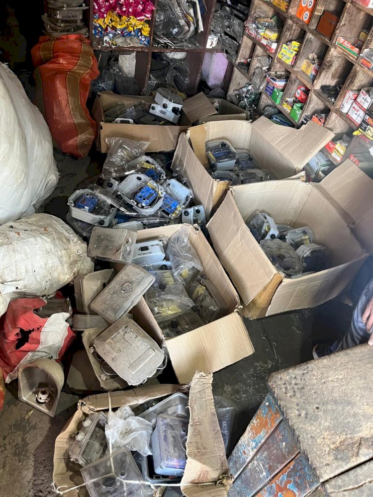 उपभोक्ता लुटते रहे, अधिकारी आंखें मूंदे रहे: बिजली विभाग का बड़ा घोटाला, मीटर घरों तक नहीं, दलालों की जेब तक पहुंचे!