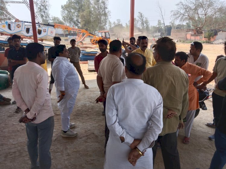 रामलीला स्थल में बिना परमिशन लग रही नुमाइश, हिंदू पक्ष के लोगों में आक्रोश