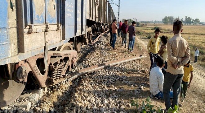 पटरी से उतरी मालगाड़ी की चार बोगियां, पटरी छतिग्रस्त